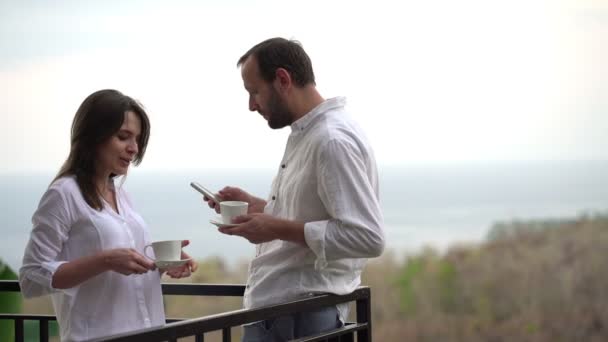 Pareja tomando café y hablando en la terraza — Vídeo de stock