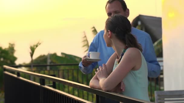 Pareja de negocios hablando y tomando café en la terraza — Vídeo de stock