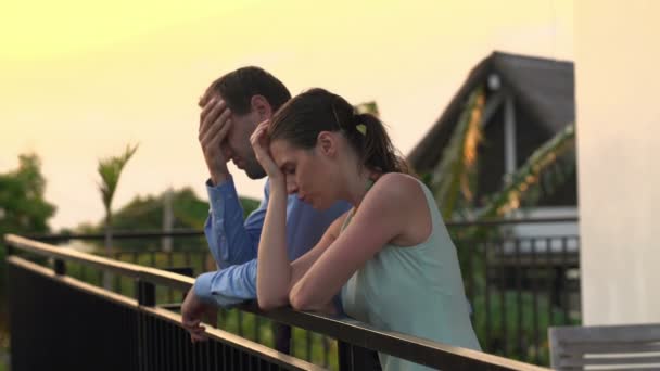 Pareja de negocios hablando en terraza — Vídeo de stock