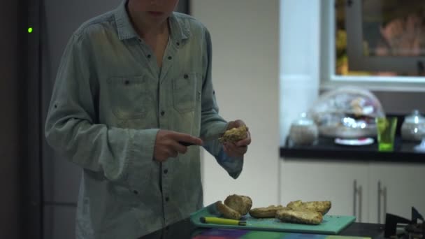 Tiener verspreiding van boter op de boterham in keuken — Stockvideo