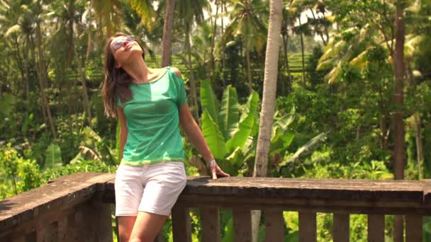 Mujer relajante y disfrutando en terraza — Vídeo de stock