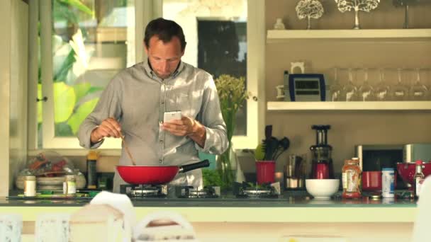 Homem tirando fotos de alimentos durante a refeição de cozinha — Vídeo de Stock