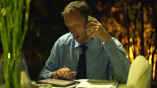 携帯電話とタブレット コンピューターを持ったビジネスマン — ストック動画