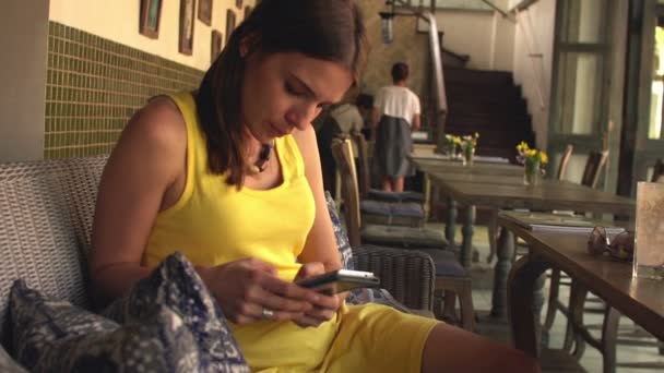 Femme textos sur smartphone dans le café — Video