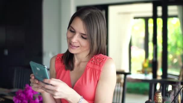 Mujer mensajes de texto en el teléfono inteligente y beber vino — Vídeos de Stock