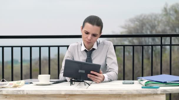 Geschäftsfrau arbeitet auf Terrasse an Tablet-Computer — Stockvideo