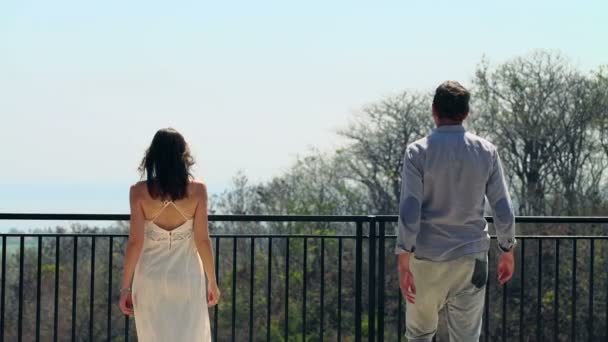 Пара, смотрящая на красивый вид с террасы — стоковое видео