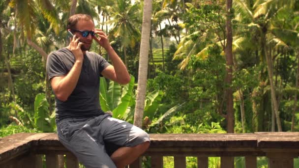 Homme parlant sur téléphone portable sur la terrasse — Video