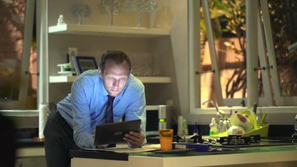Homme d'affaires avec ordinateur tablette eau potable — Video