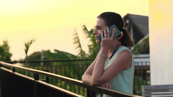 Femme d'affaires parlant sur un téléphone portable sur la terrasse — Video