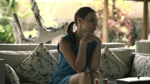 Depresivní žena sedí na gauči doma — Stock video