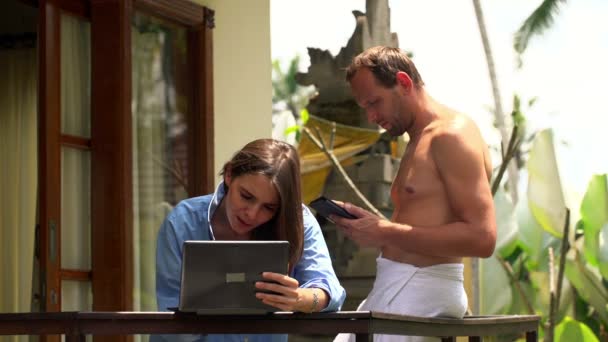 Casal usando laptop e tablet no terraço — Vídeo de Stock