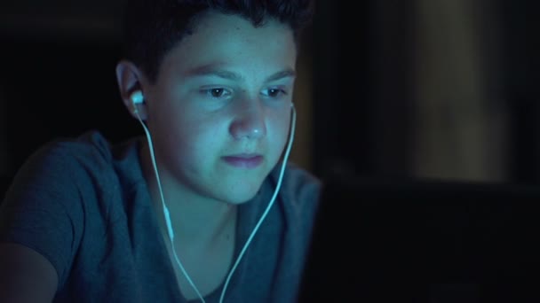 Teenager sledování filmu v tabletovém počítači — Stock video