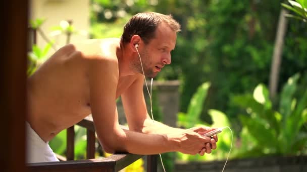 Hombre escuchando música en el teléfono celular — Vídeo de stock