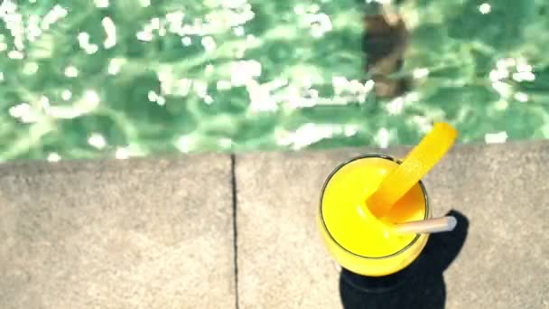 Summer drink with straw by the swimming pool — Stock Video