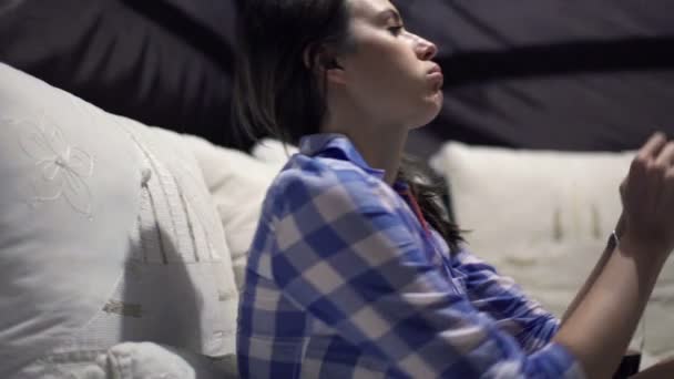 Deprimida bela mulher na cama à noite — Vídeo de Stock