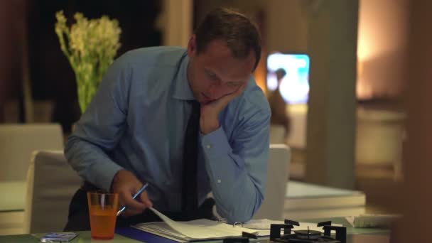 Homme d'affaires signant des documents tout en étant assis à la table — Video