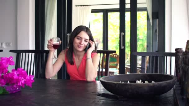 Donna che parla al cellulare e beve vino — Video Stock