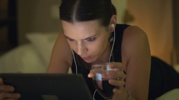 Yatak tablet bilgisayarda film izlerken kadın — Stok video