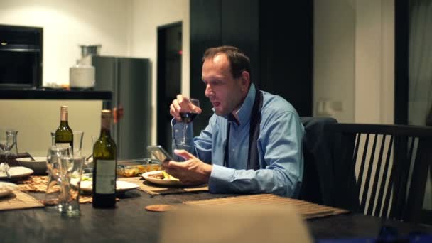 Affärsman med smartphone äter middag med tabell — Stockvideo