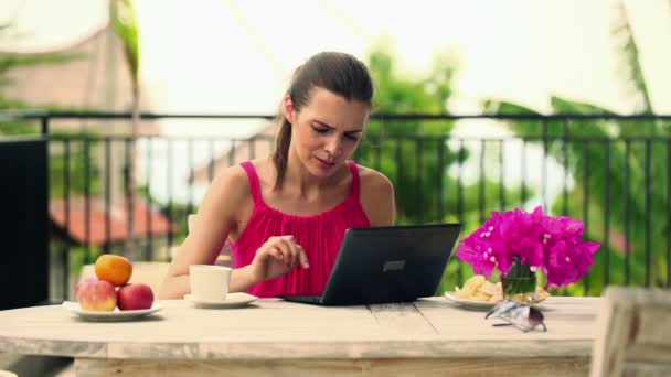 Donna con computer portatile vicino al tavolo sulla terrazza — Video Stock