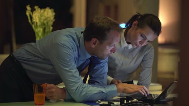 Gente de negocios hablando y usando laptop — Vídeo de stock