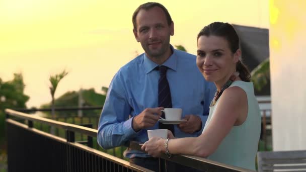 Ділова пара п'є каву на терасі — стокове відео
