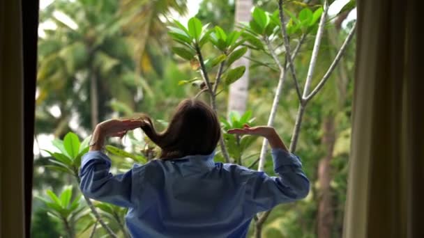 Vrouw lopen uit en stretching op terras — Stockvideo