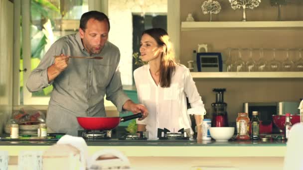 Casal cozinhar e degustação de molho preparado — Vídeo de Stock