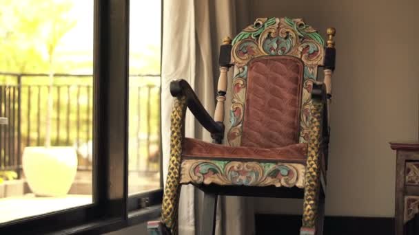 Cadeira de balanço retro na sala — Vídeo de Stock