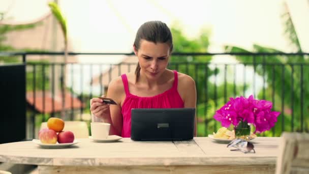 Mujer haciendo compras en línea en el ordenador portátil — Vídeo de stock