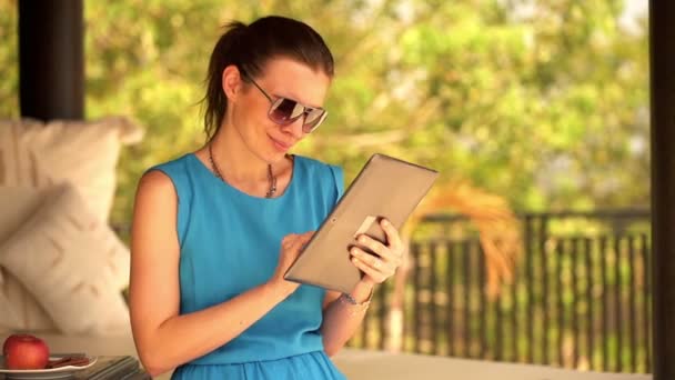 Woman surfing the web on tablet computer — Stock Video