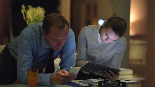 Geschäftsleute arbeiten mit Smartphone und Tablet-Computer — Stockvideo