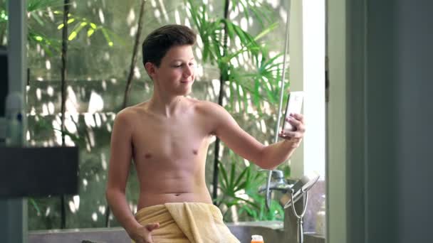 Teenager macht Selfie-Foto mit Smartphone — Stockvideo