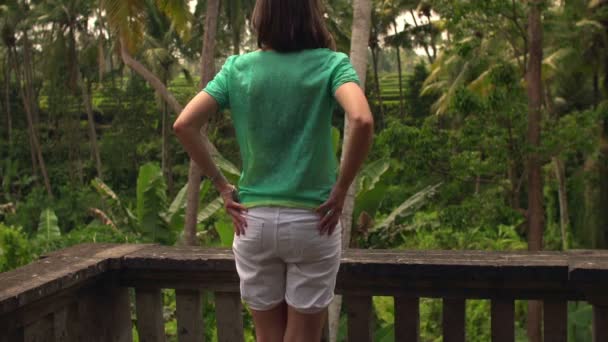 Vrouw ontspannen en u geniet van het uitzicht vanaf terras — Stockvideo