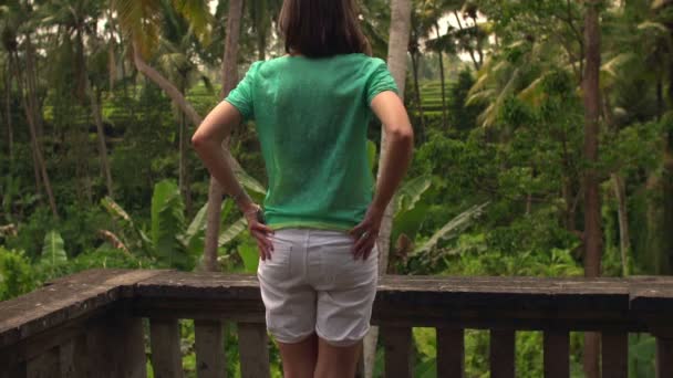 Mulher relaxante e admirando vista do terraço — Vídeo de Stock