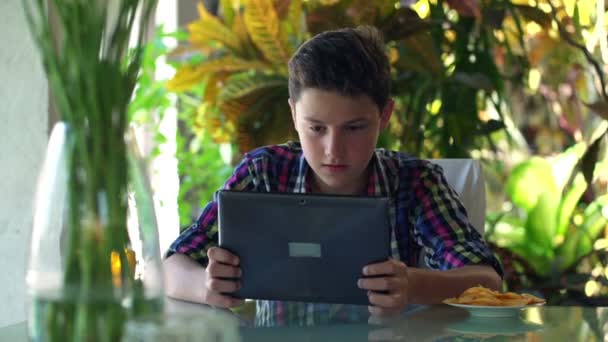 Adolescente jogando jogo no computador tablet — Vídeo de Stock