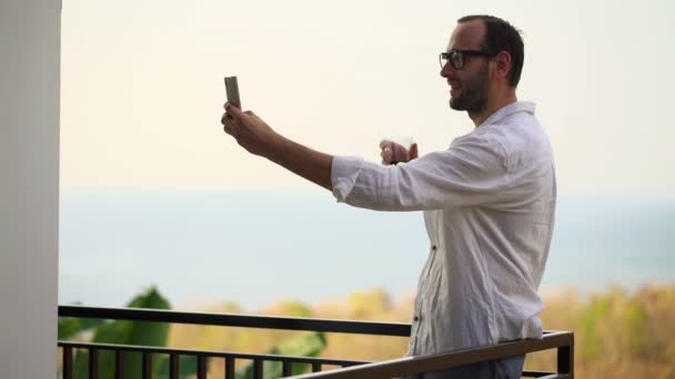 Hombre tomando foto selfie con teléfono inteligente en la terraza — Vídeo de stock