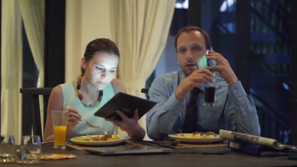 Business couple talking on cellphone and using tablet — Stock Video