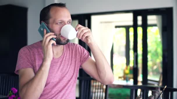 Hombre hablando por celular y bebiendo café — Vídeos de Stock