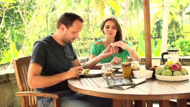 Paar teilt sich und isst Apfel auf der Terrasse — Stockvideo