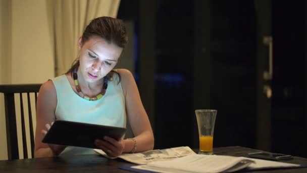 Mujer de negocios bastante trabajando en la tableta — Vídeos de Stock