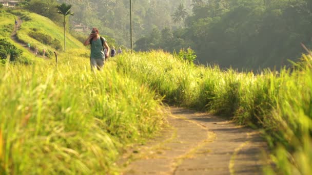 테라스를 통해 광고 하이킹을 산책 하는 남자 — 비디오