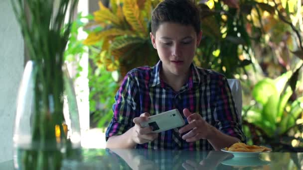 Boy taking selfie photo with cellphone — Stock Video