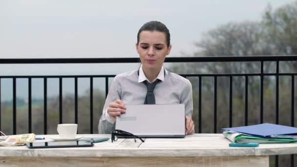 Geschäftsfrau mit Laptop macht Kaffeepause auf der Terrasse — Stockvideo