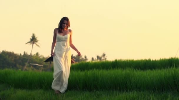 Frau läuft durch Reisfeld — Stockvideo