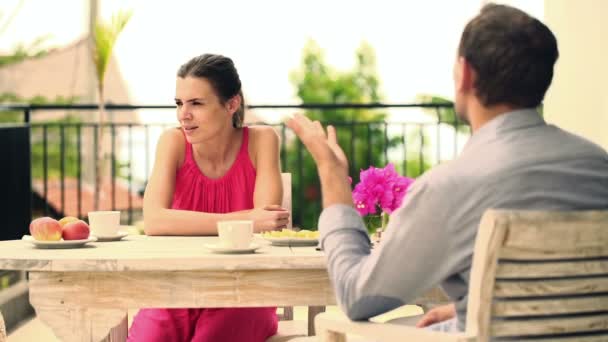 Pareja discutiendo, luchando junto a la mesa en la terraza — Vídeos de Stock