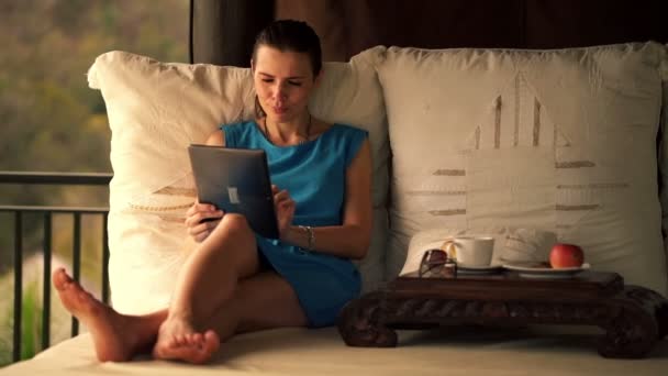 Mulher com computador tablet relaxante na cama gazebo — Vídeo de Stock