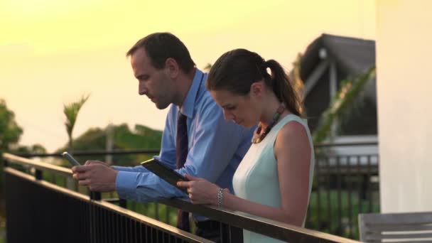 Obchodní pár pomocí tabletového počítače a smartphone — Stock video