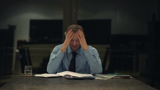 Overworked businessman having headache in the office — Stock Video